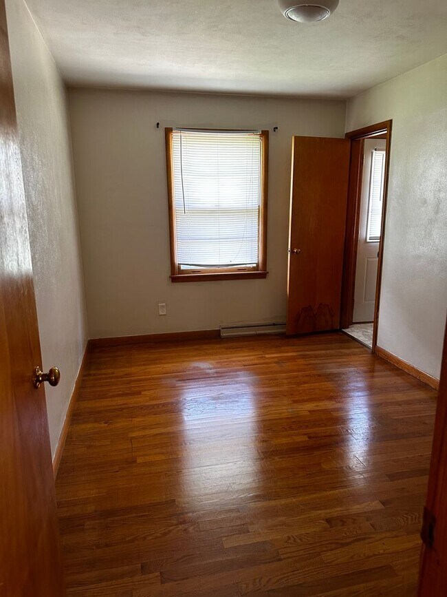 Building Photo - East Side 3 Bedroom Home!