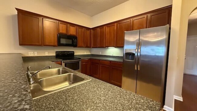 Building Photo - 3 bedroom - 2 bathroom - Stonelake Townhom...