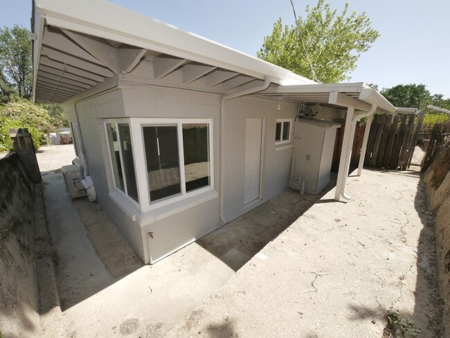 Building Photo - 606 Mountain Ranch Rd