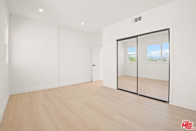 Building Photo - 1709 Burnside Ave