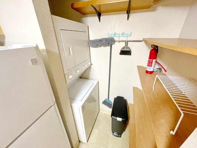 Building Photo - Southpointe - Furnished 2 Bed / 1 Bath Gro...