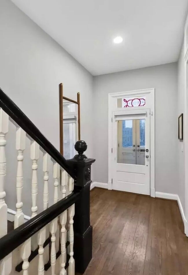 Building Photo - VICTORIAN MANSION STEPS FROM STANTON PARK