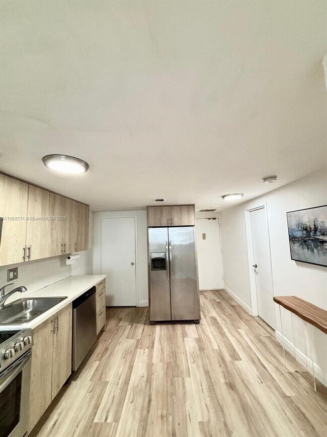 Building Photo - 801 Brickell Bay Dr