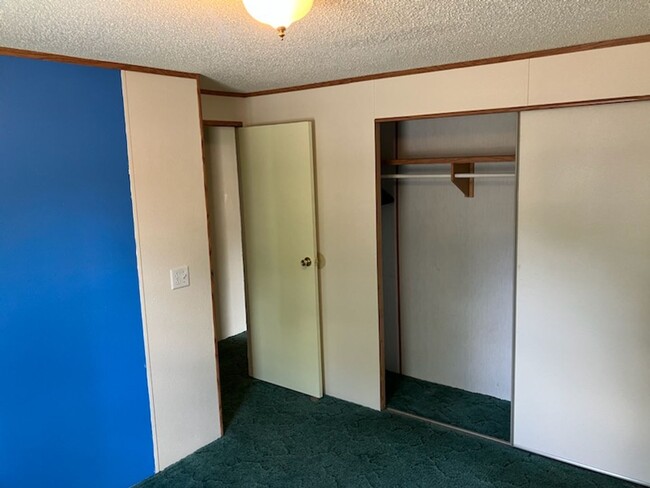 Building Photo - 3 bed, 2 bath Trailer house with outer sto...