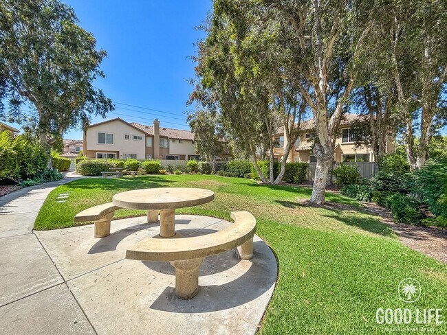 Building Photo - Modern 4BD/3BA Townhouse in San Miguel Ran...