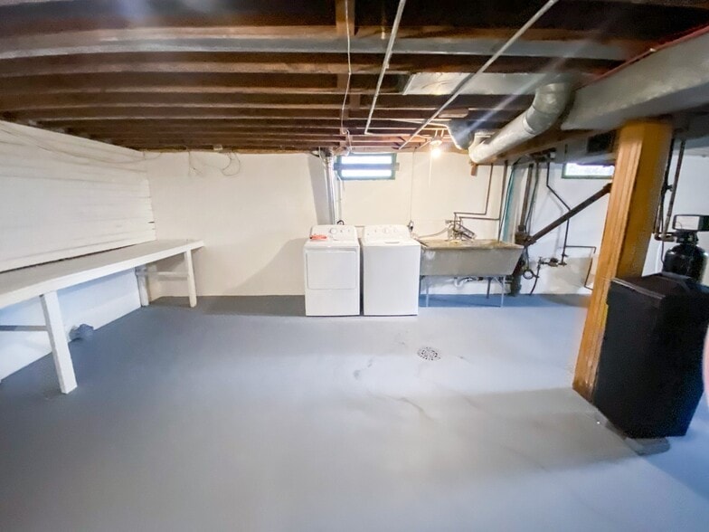 Building Photo - 1001 W Badger Rd