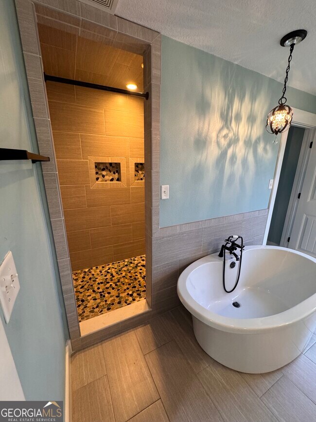 Building Photo - 219 Pine Bluff Dr