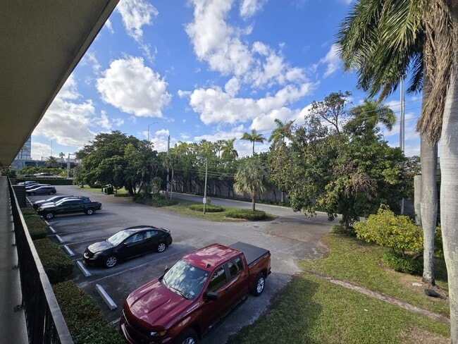 Building Photo - 2-Bed, 2-Bath Miami Condo in HOA Community – Pool, Laundry On-Site