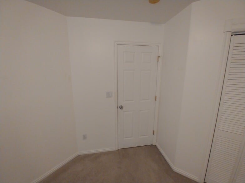 Building Photo - 936 Meadowbrook Dr