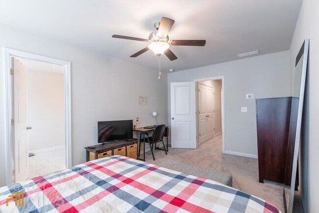 Building Photo - 3506 Lakeview Crk