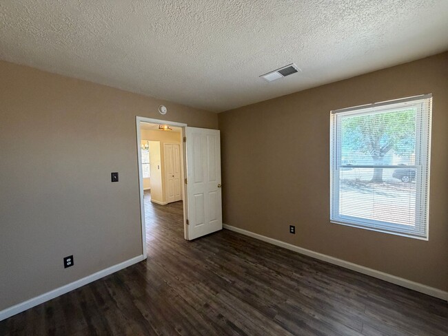 Building Photo - 2 Bedroom Single Story Home Available Near Unser Blvd NE & Northern Blvd NE in North Hills Rio Ra...