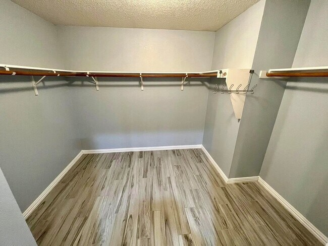 Building Photo - 2752 Peach Dr