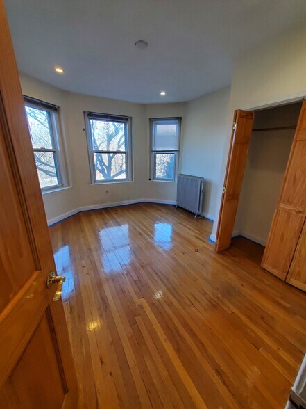 Building Photo - 376 Riverway