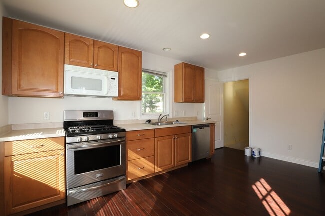 Building Photo - Newer Five Bedroom on Monroe St