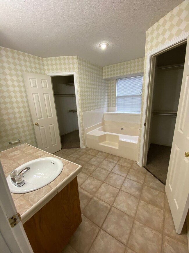 Building Photo - 2106 Breckenridge Terrace