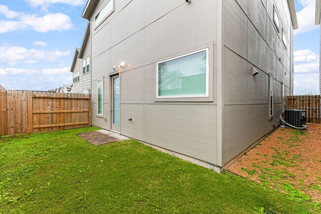 Building Photo - 5722 Rucio Ln