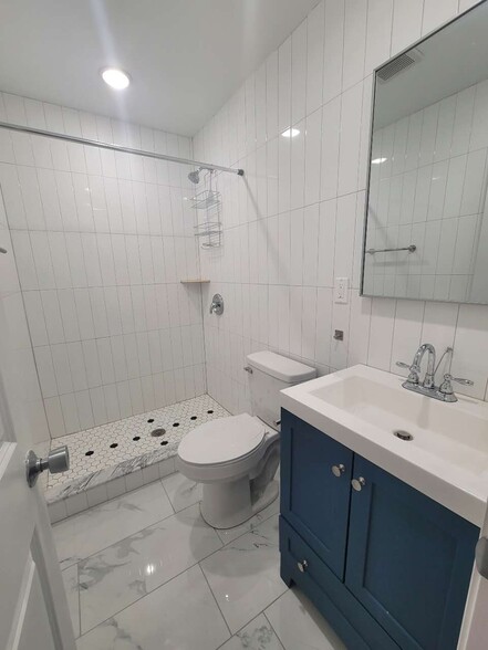 bath in bedroom 2 - 3219 Hamilton St