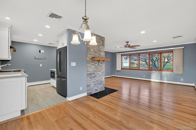 Building Photo - 350 Spring St