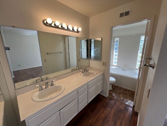 Building Photo - Mission Oaks Single Story!