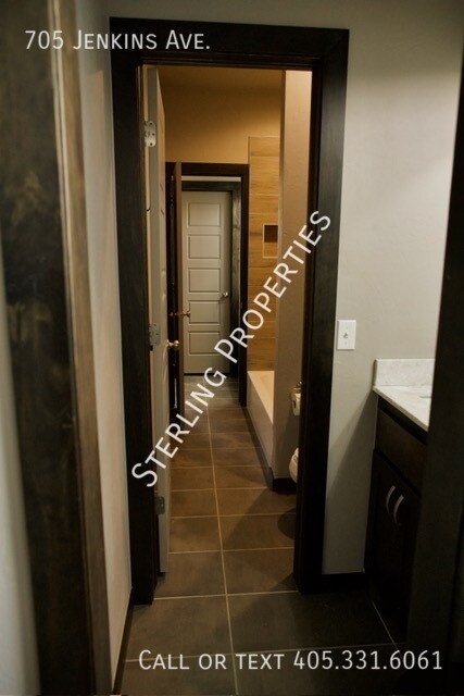 Building Photo - 705 S Jenkins Ave