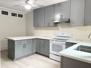 Building Photo - Moanalua Valley - 2 bedroom 1 bath 1 parki...