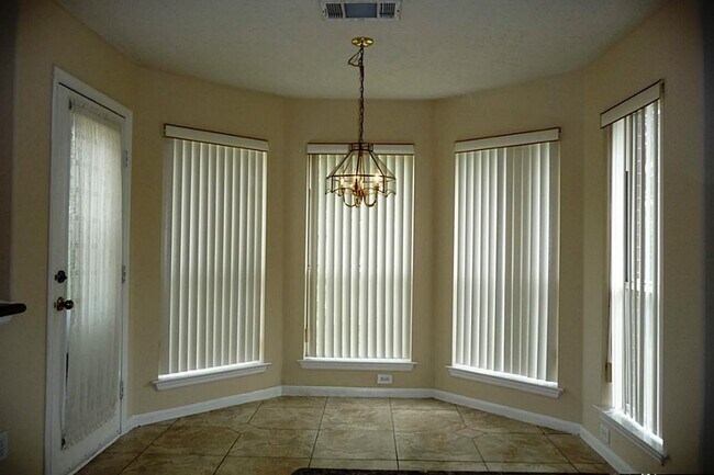 Building Photo - 211 Hartwood Ct