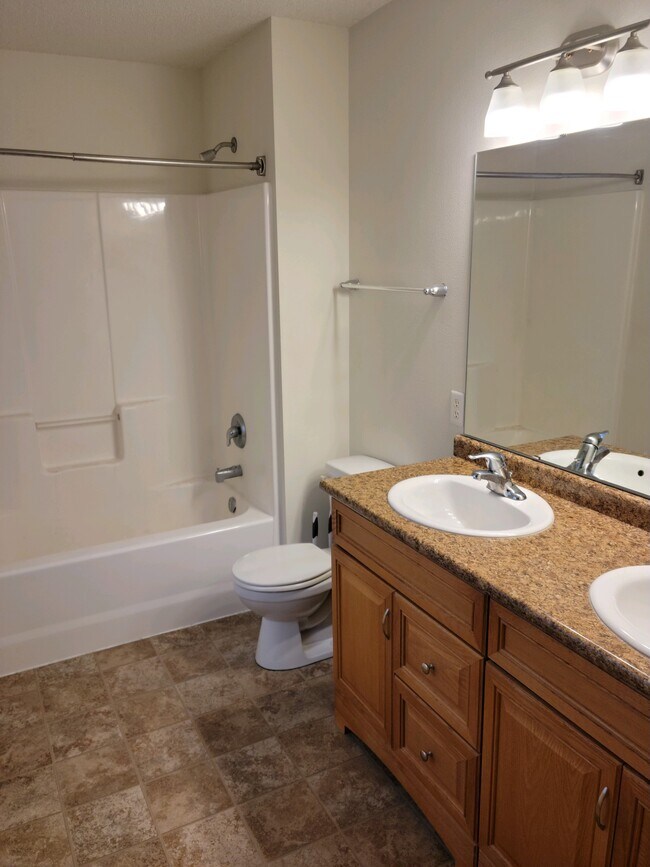 Building Photo - 4241 Estate Dr S