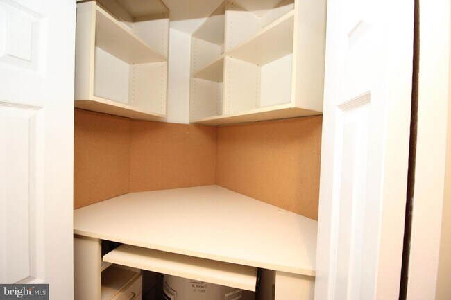 Building Photo - 2604 Beacon Hill Dr