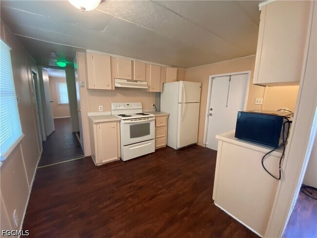 Building Photo - 2211 Cantor Ln