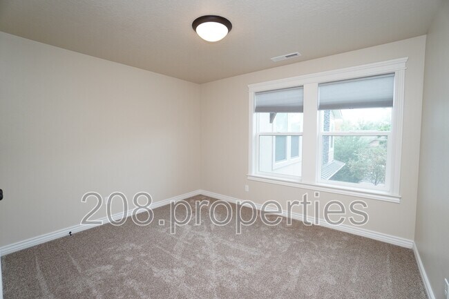 Building Photo - 38 E Ranch Dr