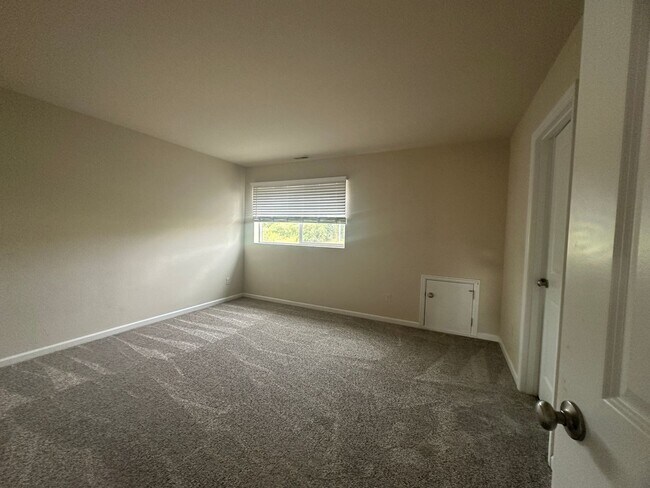 Building Photo - New carpet