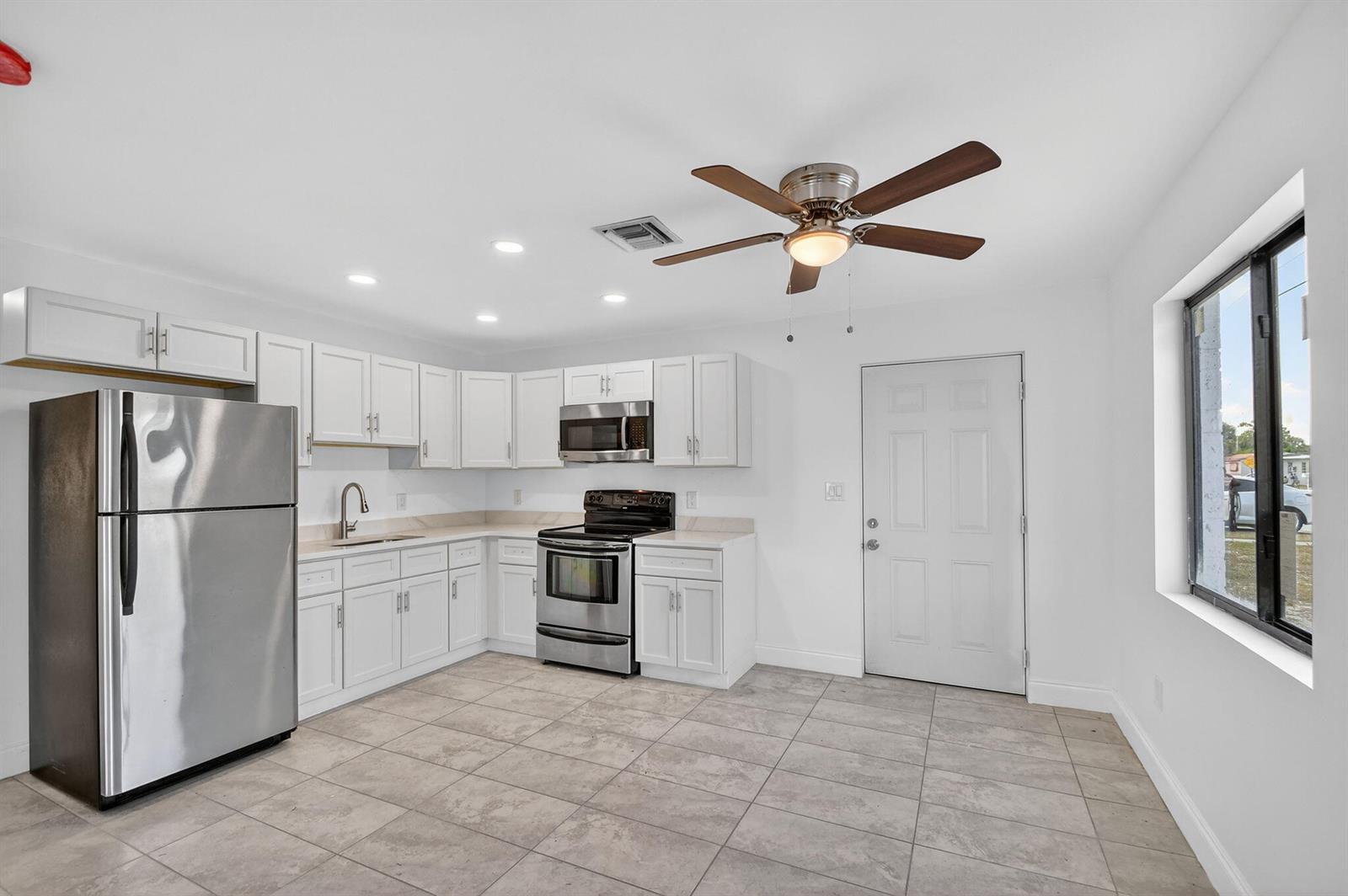 Building Photo - 917 W 2nd St