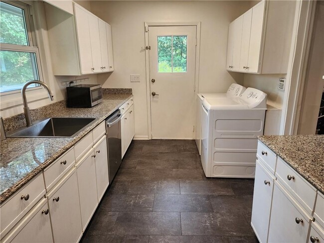 Building Photo - 2037 Lively Ridge Rd NE
