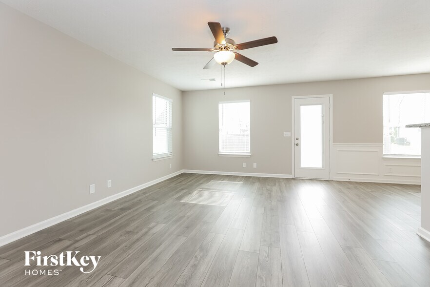 Building Photo - 2230 Oak Dr