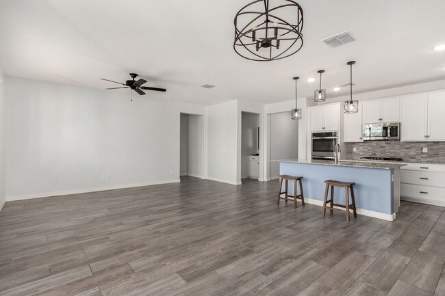 Building Photo - Move-In Ready Home with Verrado Amenities!