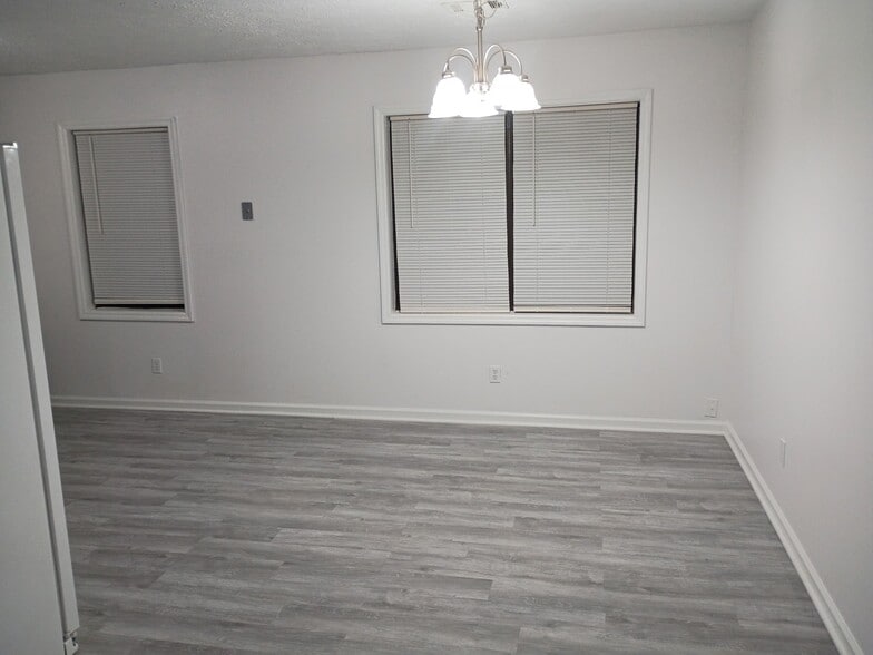 Building Photo - 14 Flint Dr