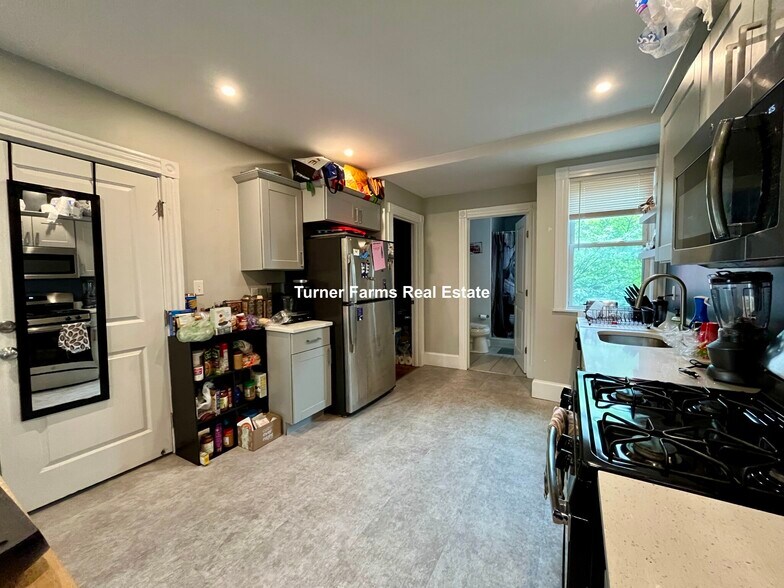 Building Photo - 24 Pond St