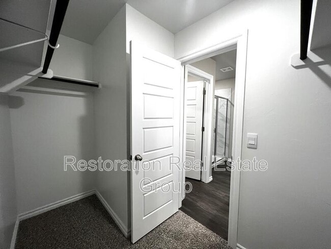 Building Photo - 2717 Dennis Dr