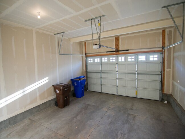 Building Photo - Beautiful 2-Story Premier Townhome w/Attached 2-Car Garage and Unfinished Basement in Herriman