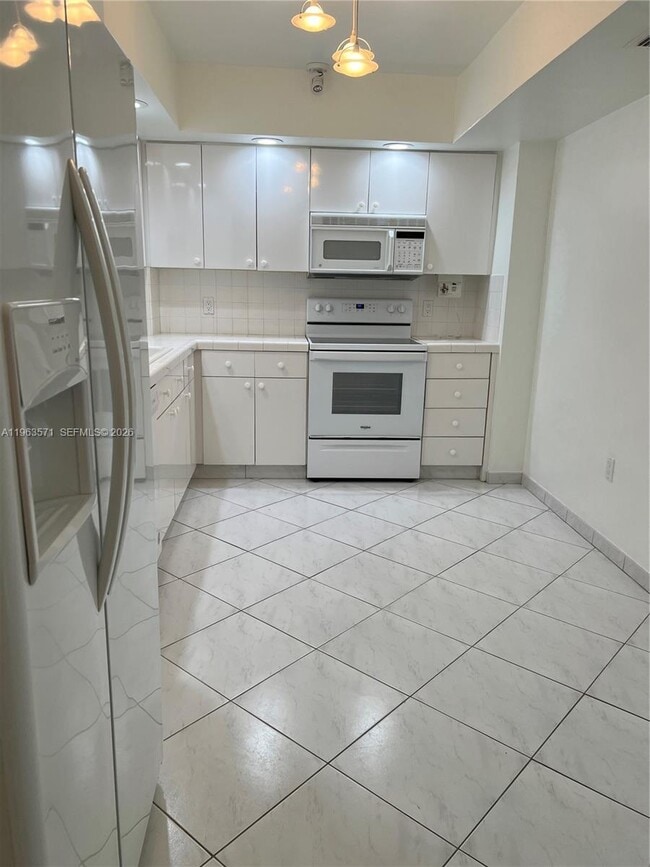 Building Photo - 5825 Collins Ave