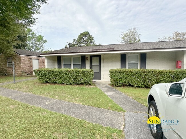 Primary Photo - Beautiful 2-Bedroom Home in the Heart of Pensacola!