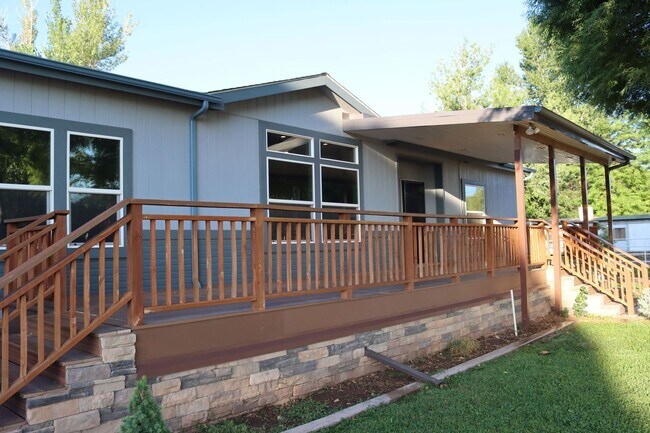 Building Photo - Gorgeous location, spectacular amenities, 3 bedroom furnished home for rent.