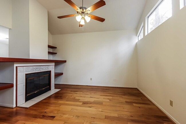 Building Photo - 10 Shallow Pond Pl