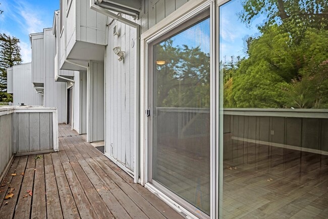 Building Photo - 165 Oddstad Dr