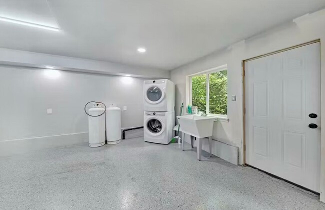 Building Photo - JB01 - 3 bedroom two bath house for rent