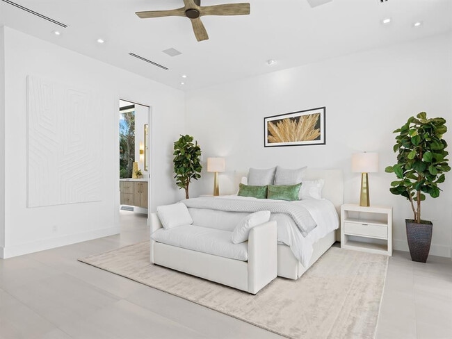 Building Photo - 2657 NE 34th St