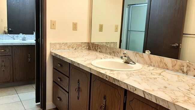 Building Photo - University Place Gem! 2 bedroom with Fireplace!