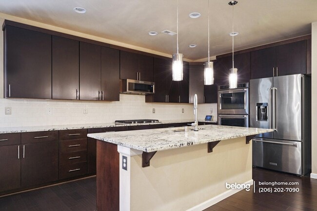 Building Photo - 16112-16181 81 Ave E