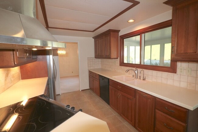Building Photo - 3/2 house in North Clairemont! 2 car garag...