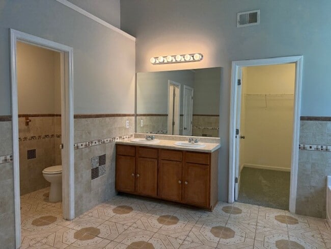 Building Photo - Beautifully Updated 5BR / 3 Bath Brick Fro...